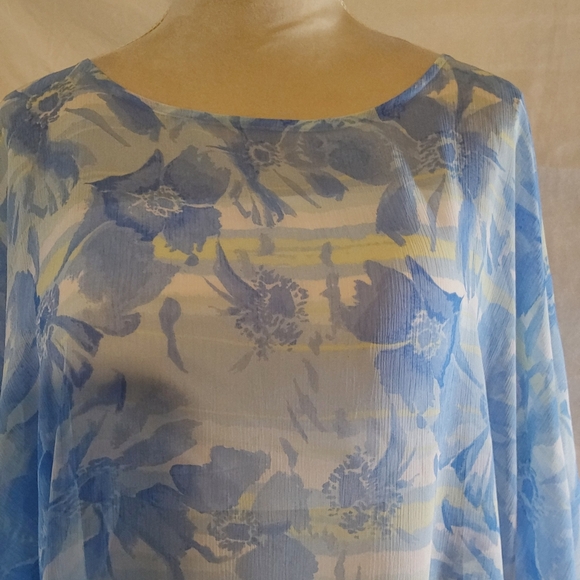 Women's Ruby Red Flowy Poncho Style Blue & White Floral Top Size 1X - Picture 3 of 6